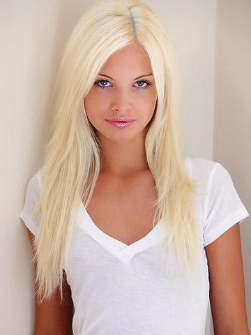 Гламурная блондинка потрясает своей внешностью и блядовитостью
